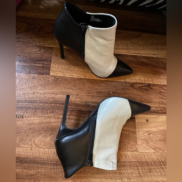 👡💓👀✨Gently Used- B&W Bootie Genuine Leather Bootie Size 7.5 - Picture 4 of 9